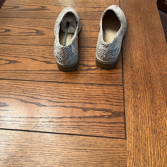indigo rd. Snake skin style flat/loafer shoes - new never worn - size 8 1/2 - Picture 3 of 4